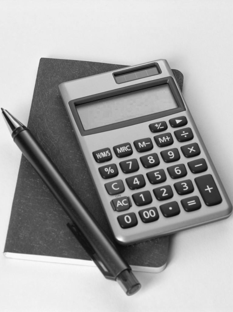 Redovisningsexpertens miniräknare och anteckningsbok. 